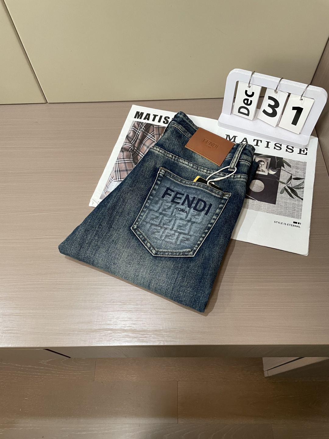 FD 专柜最新同款牛仔裤 面料版型做工绝绝子好穿不挑身材在搭配上没有太多的限制 随意简洁的衬托其他单品，