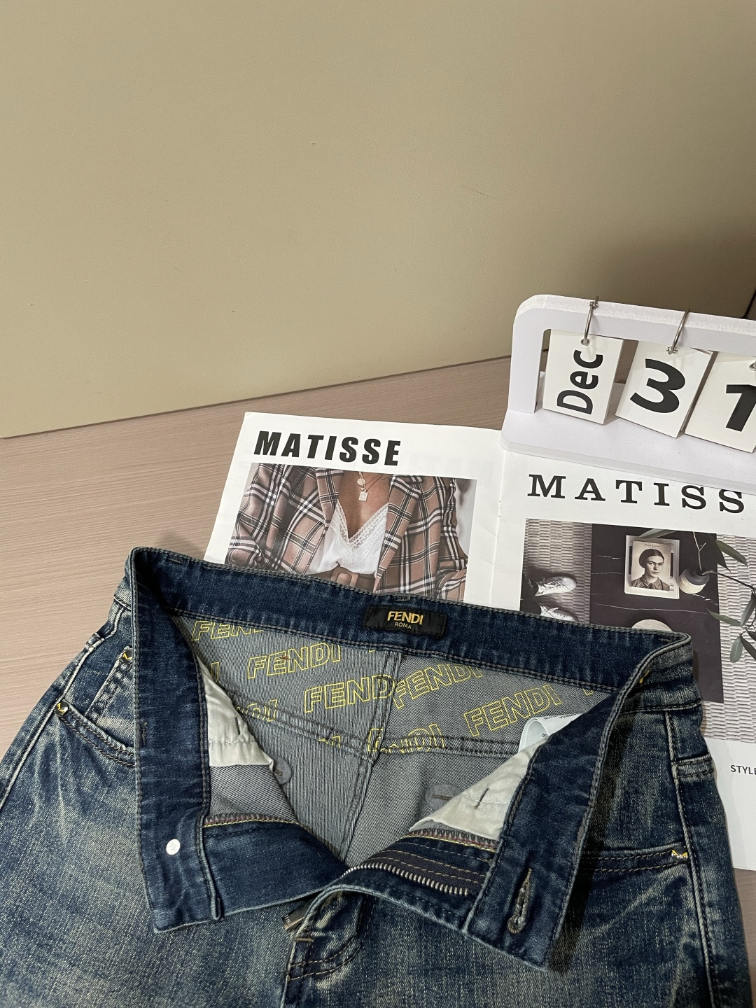 FD 专柜最新同款牛仔裤 面料版型做工绝绝子好穿不挑身材在搭配上没有太多的限制 随意简洁的衬托其他单品，