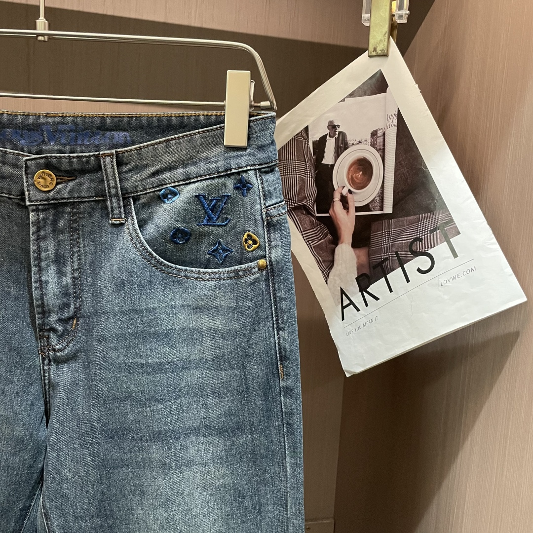 Lv 专柜最新同款牛仔裤 面料版型做工绝绝子好穿不挑身材在搭配上没有太多的限制 随意简洁的衬托其他单品，