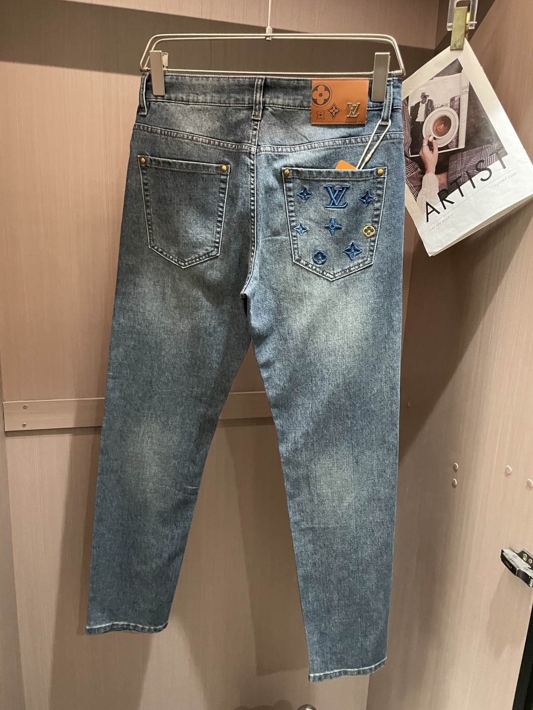 Lv 专柜最新同款牛仔裤 面料版型做工绝绝子好穿不挑身材在搭配上没有太多的限制 随意简洁的衬托其他单品，