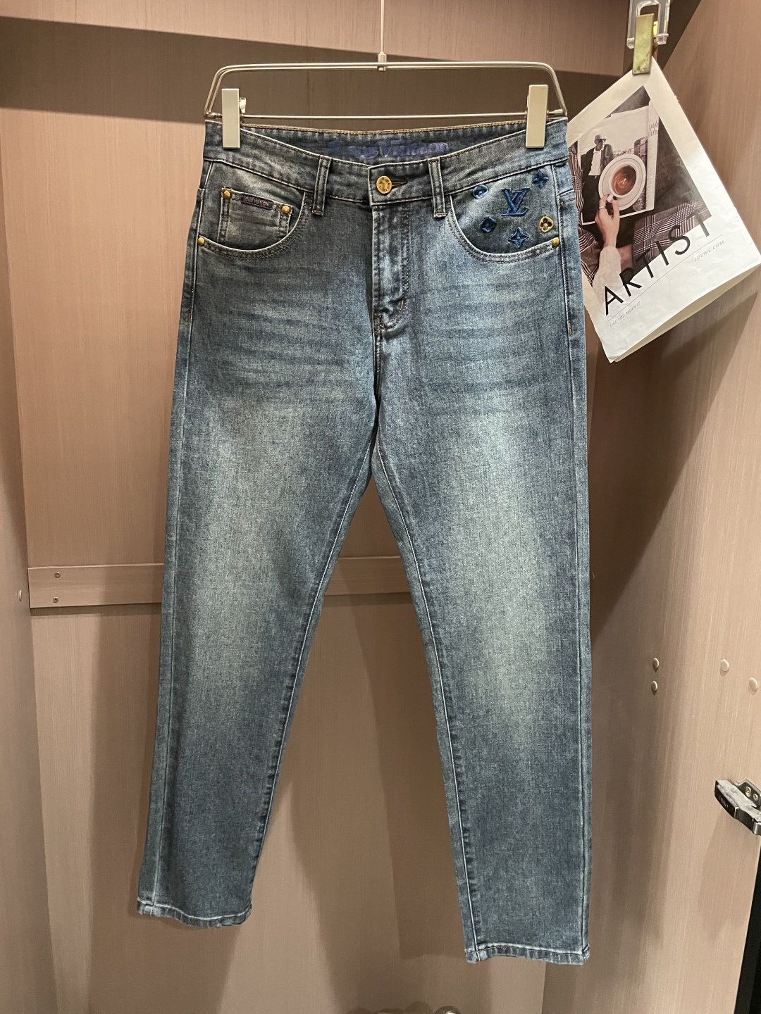 Lv 专柜最新同款牛仔裤 面料版型做工绝绝子好穿不挑身材在搭配上没有太多的限制 随意简洁的衬托其他单品，
