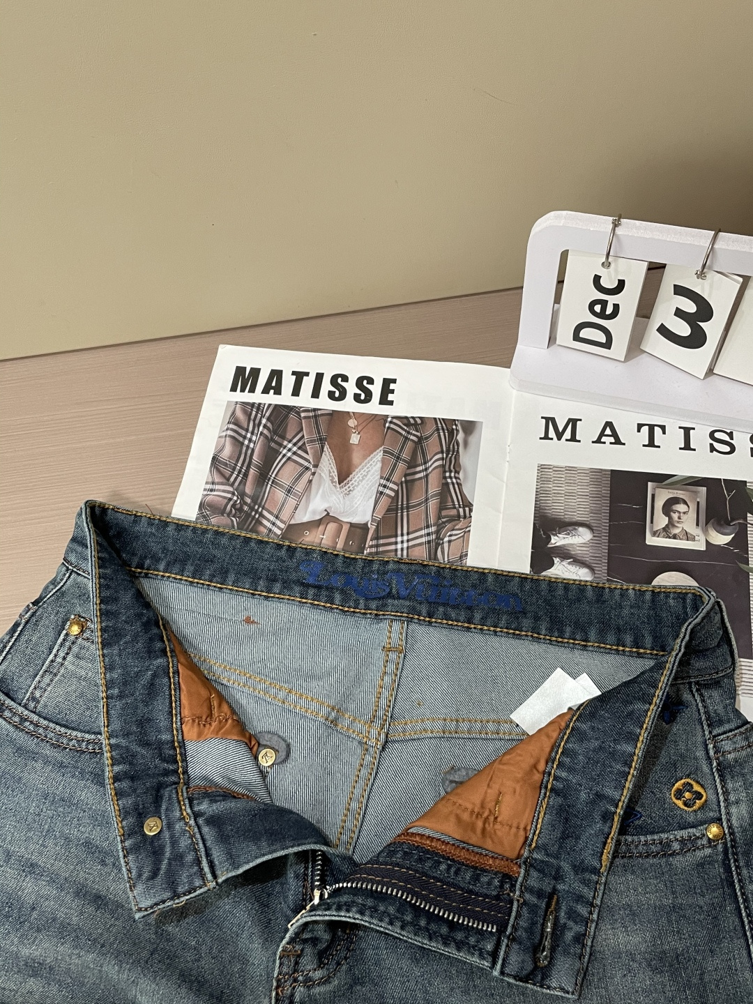 Lv 专柜最新同款牛仔裤 面料版型做工绝绝子好穿不挑身材在搭配上没有太多的限制 随意简洁的衬托其他单品，