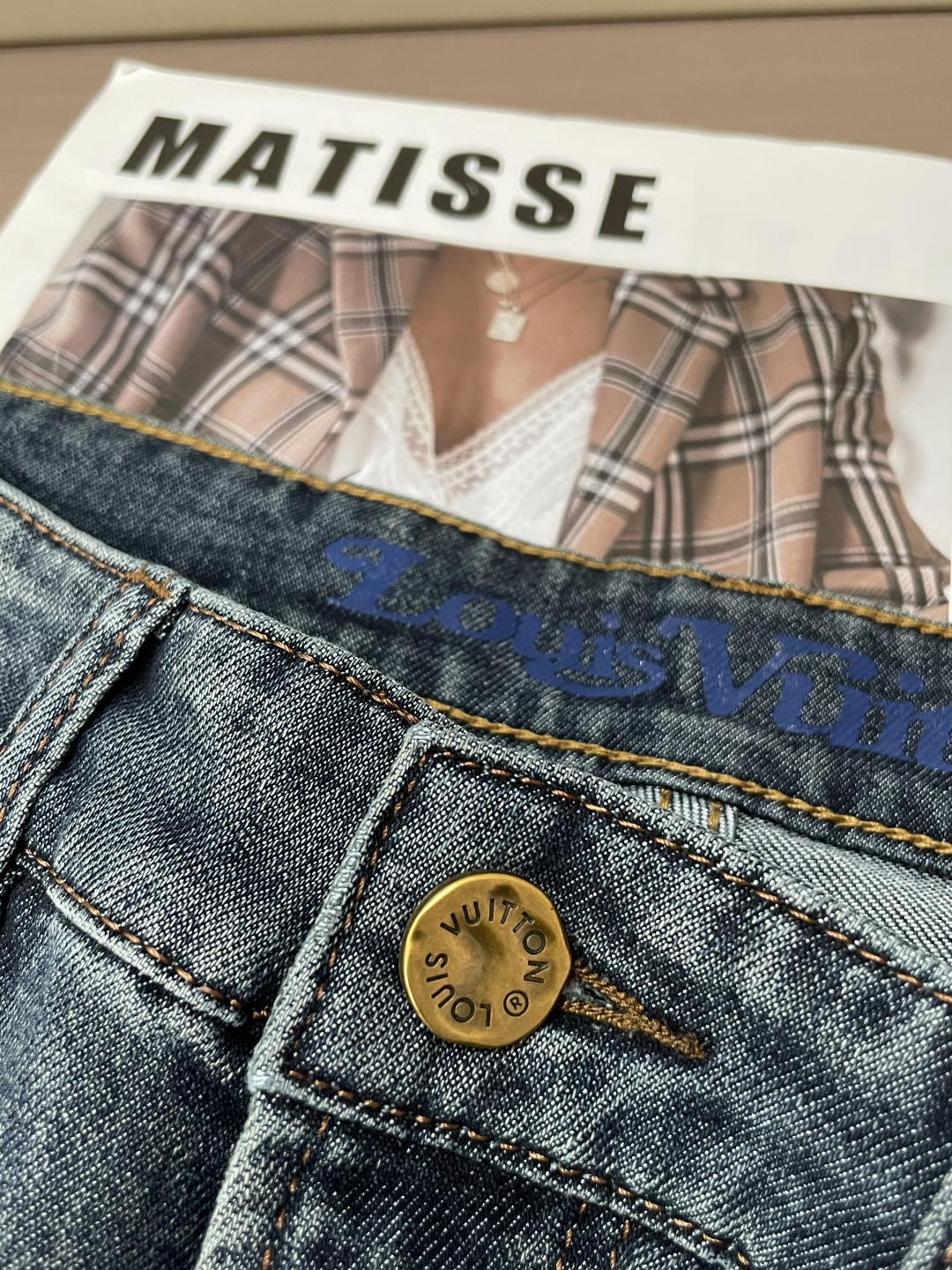 Lv 专柜最新同款牛仔裤 面料版型做工绝绝子好穿不挑身材在搭配上没有太多的限制 随意简洁的衬托其他单品，