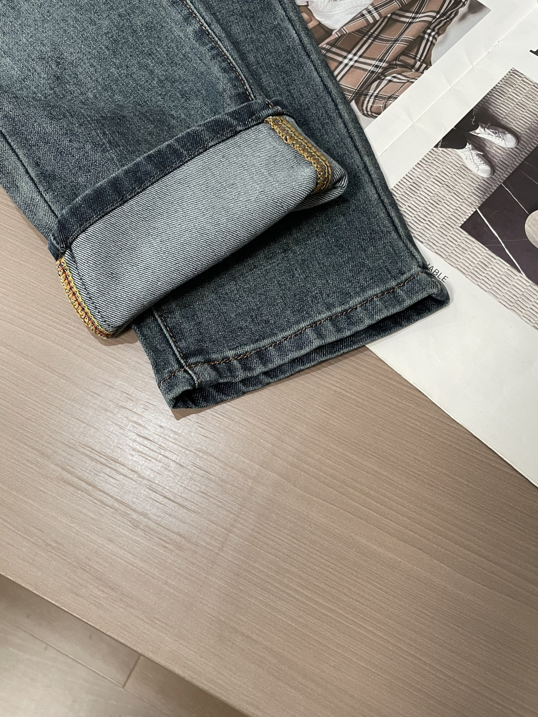 Lv 专柜最新同款牛仔裤 面料版型做工绝绝子好穿不挑身材在搭配上没有太多的限制 随意简洁的衬托其他单品，