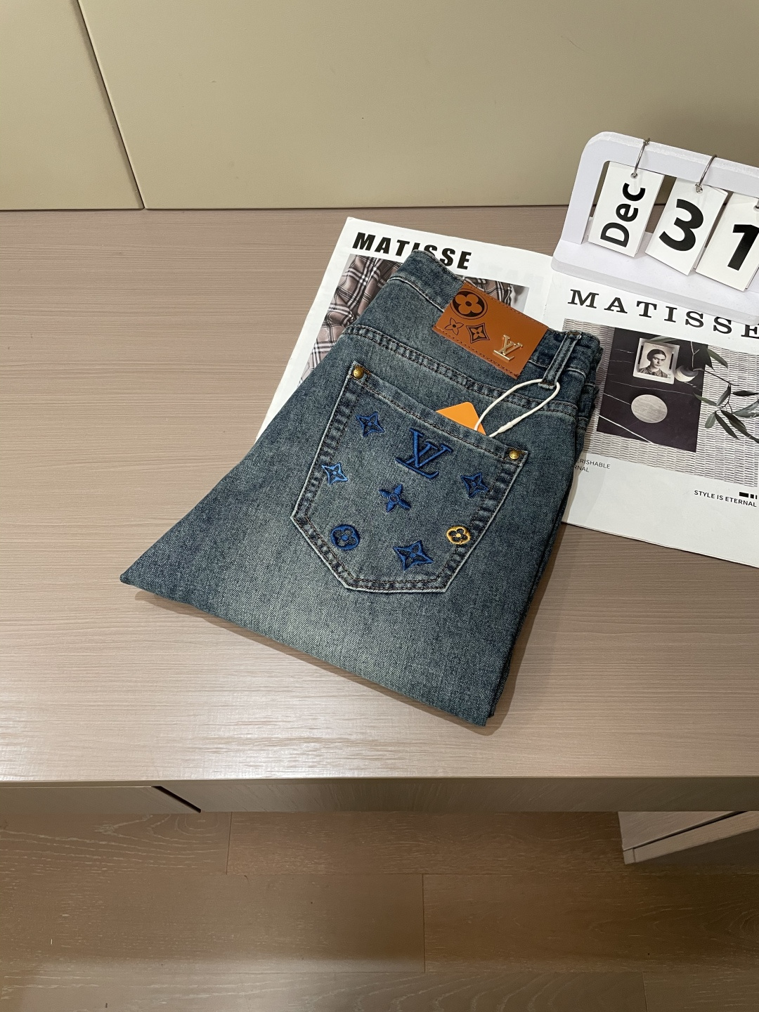 Lv 专柜最新同款牛仔裤 面料版型做工绝绝子好穿不挑身材在搭配上没有太多的限制 随意简洁的衬托其他单品，