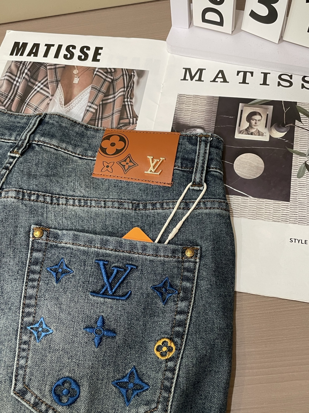Lv 专柜最新同款牛仔裤 面料版型做工绝绝子好穿不挑身材在搭配上没有太多的限制 随意简洁的衬托其他单品，