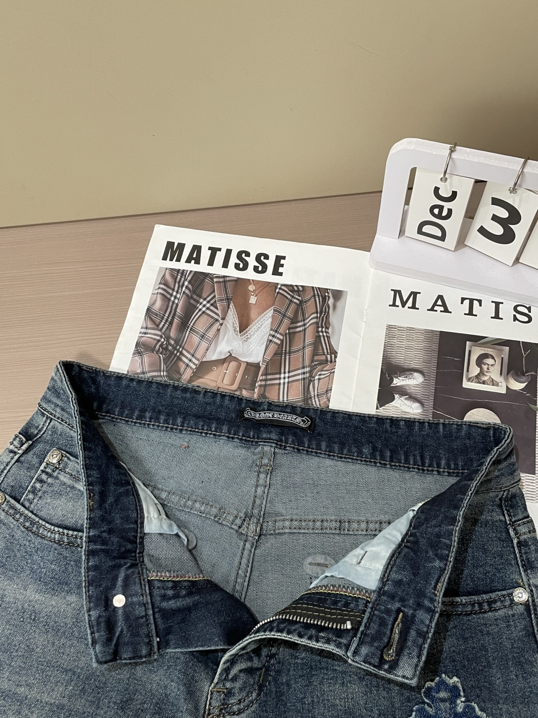 克罗心专柜最新同款牛仔裤 面料版型做工绝绝子好穿不挑身材在搭配上没有太多的限制 随意简洁的衬托其他单品，