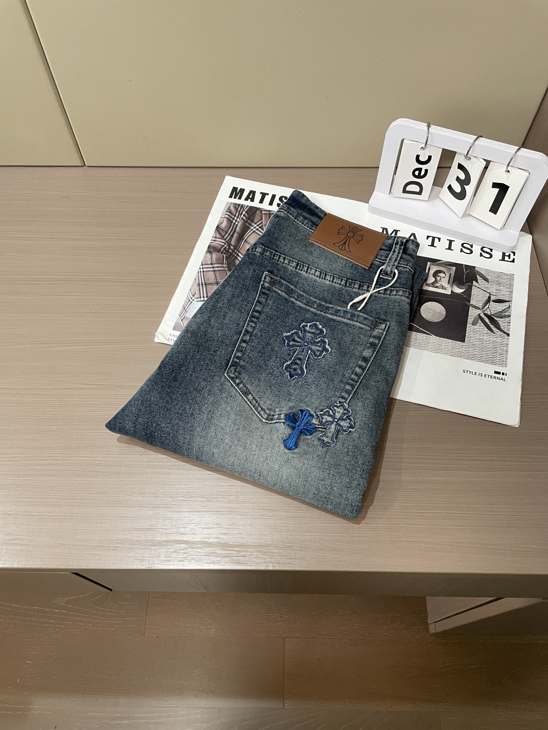 克罗心专柜最新同款牛仔裤 面料版型做工绝绝子好穿不挑身材在搭配上没有太多的限制 随意简洁的衬托其他单品，