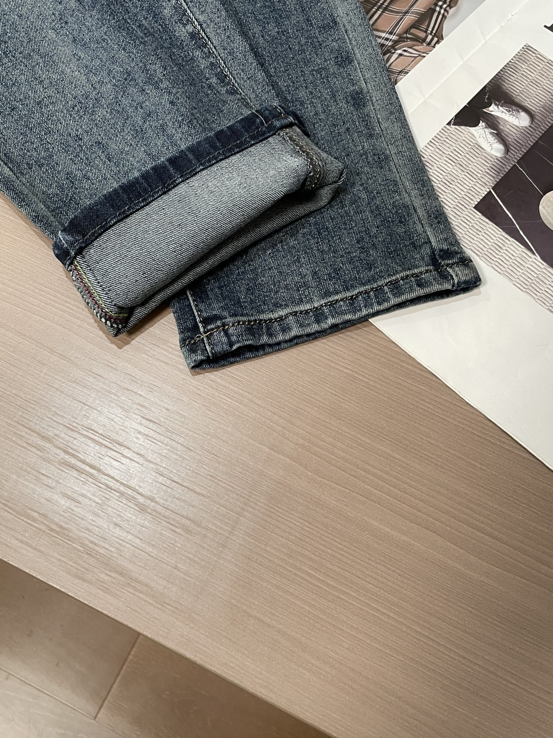 克罗心专柜最新同款牛仔裤 面料版型做工绝绝子好穿不挑身材在搭配上没有太多的限制 随意简洁的衬托其他单品，