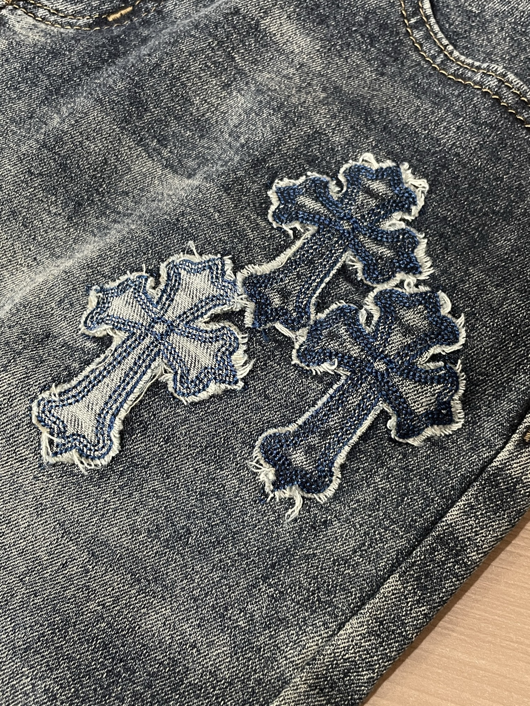 克罗心专柜最新同款牛仔裤 面料版型做工绝绝子好穿不挑身材在搭配上没有太多的限制 随意简洁的衬托其他单品，