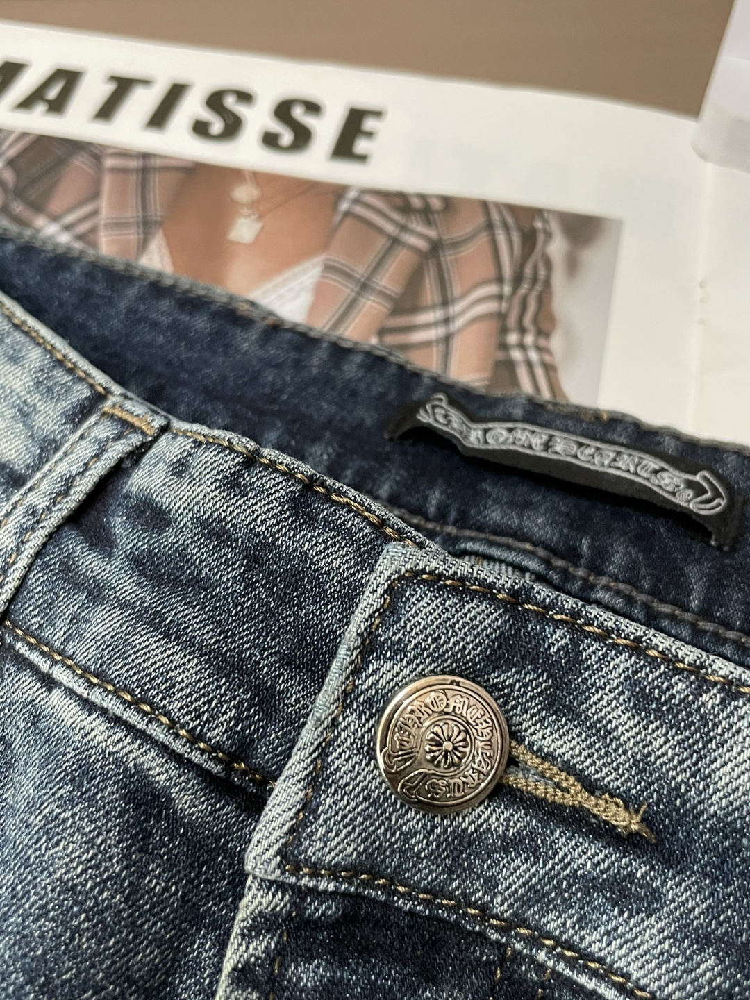 克罗心专柜最新同款牛仔裤 面料版型做工绝绝子好穿不挑身材在搭配上没有太多的限制 随意简洁的衬托其他单品，