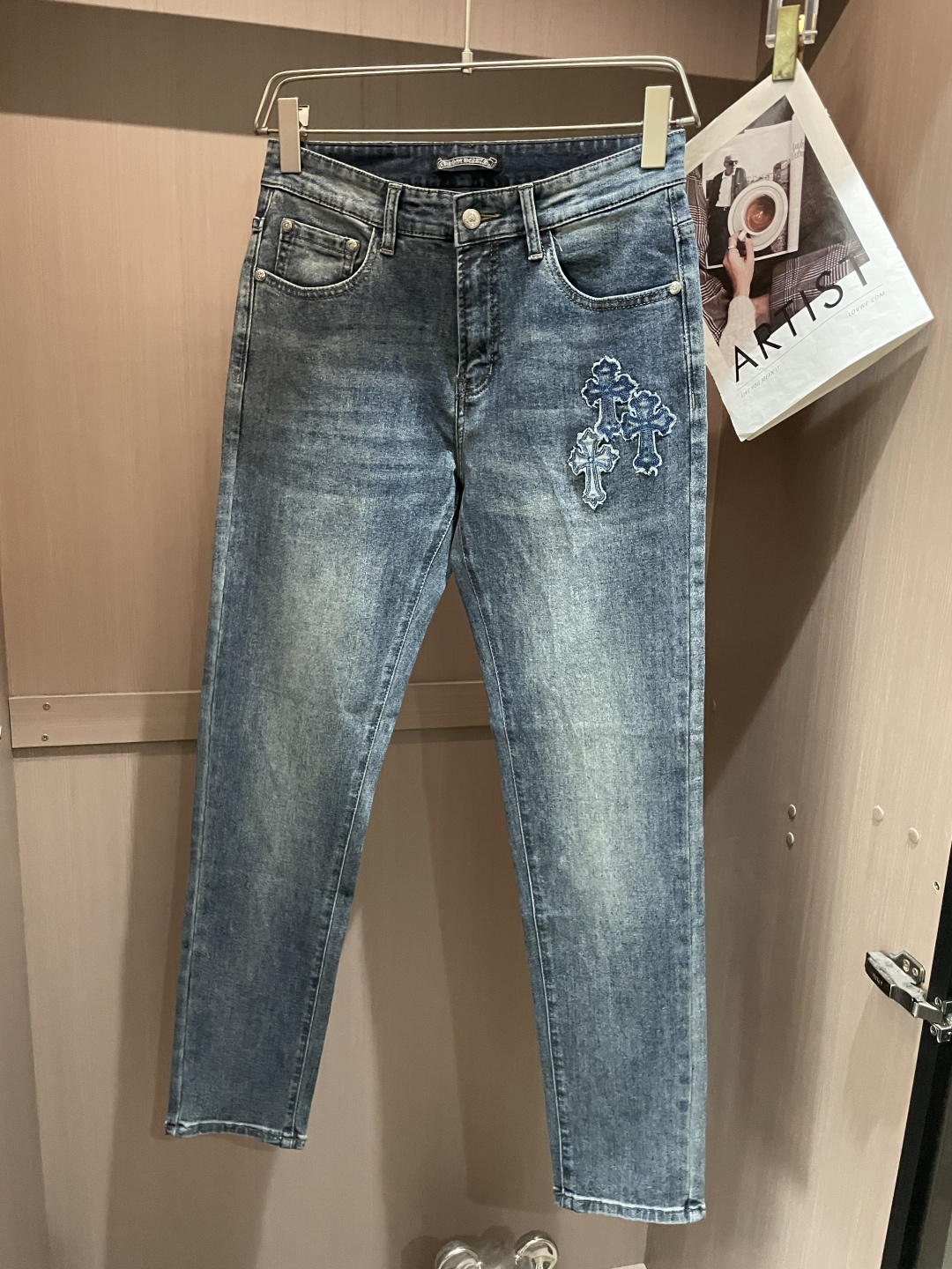 克罗心专柜最新同款牛仔裤 面料版型做工绝绝子好穿不挑身材在搭配上没有太多的限制 随意简洁的衬托其他单品，