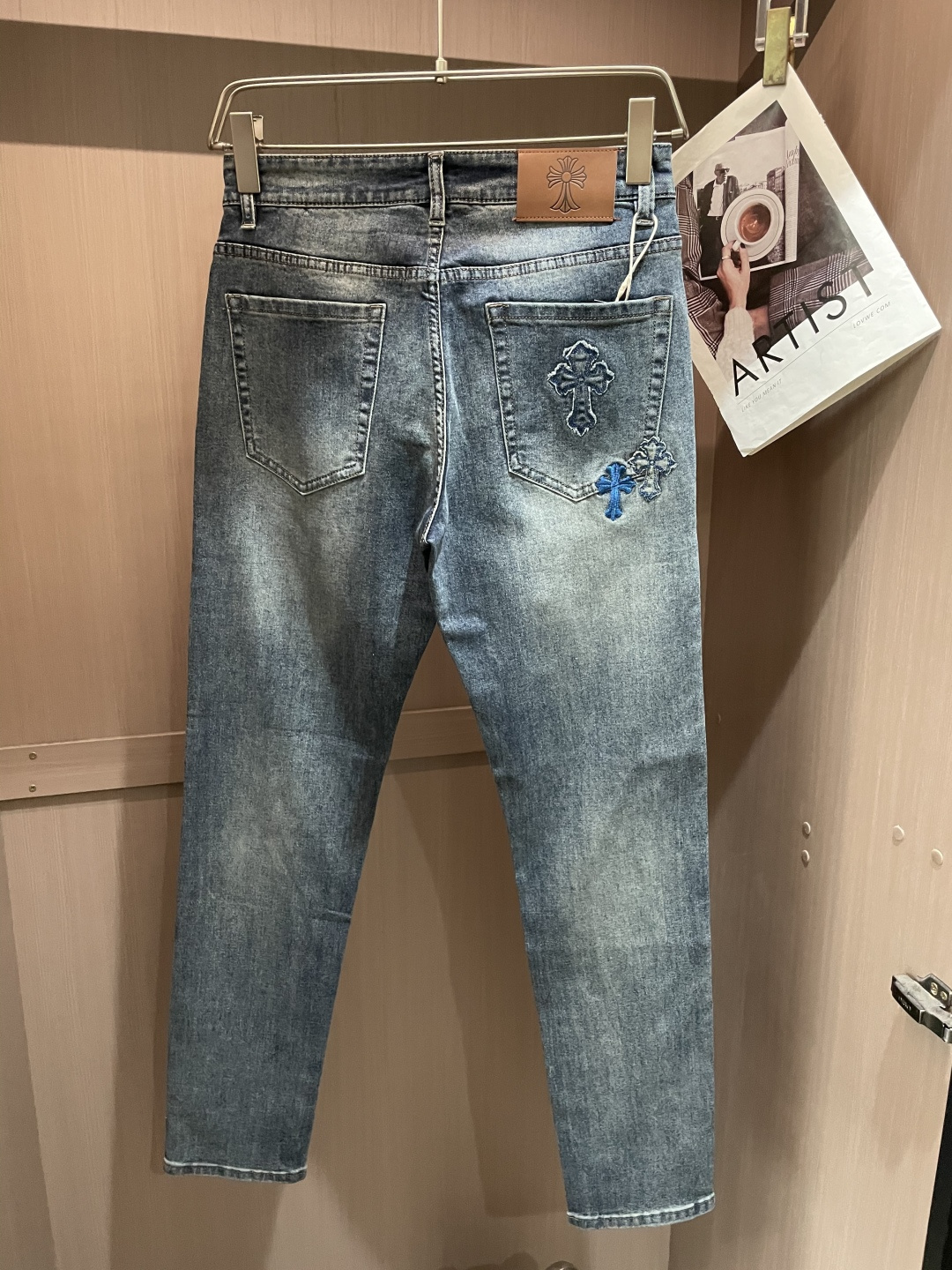 克罗心专柜最新同款牛仔裤 面料版型做工绝绝子好穿不挑身材在搭配上没有太多的限制 随意简洁的衬托其他单品，