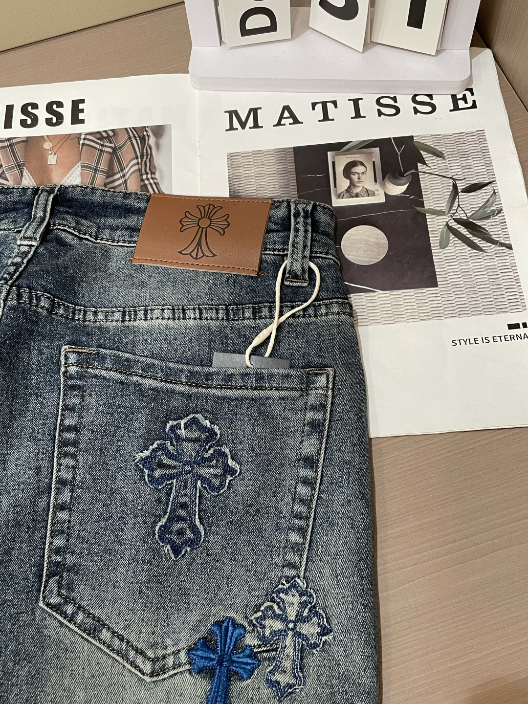 克罗心专柜最新同款牛仔裤 面料版型做工绝绝子好穿不挑身材在搭配上没有太多的限制 随意简洁的衬托其他单品，