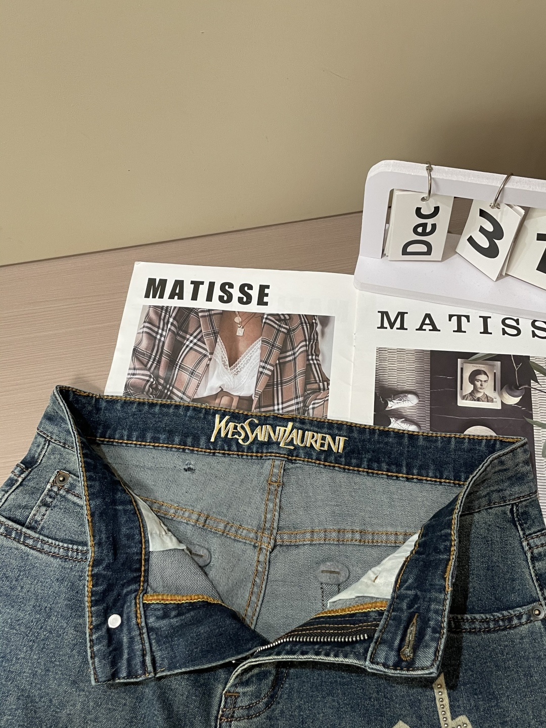 圣罗兰专柜最新同款牛仔裤 面料版型做工绝绝子好穿不挑身材在搭配上没有太多的限制 随意简洁的衬托其他单品，