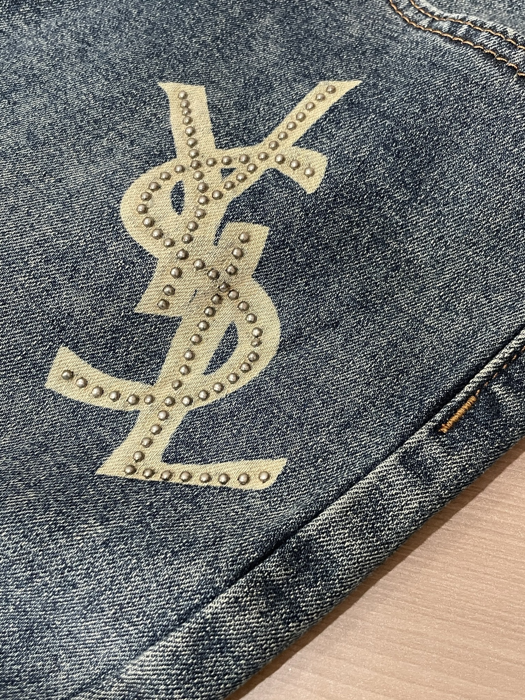 圣罗兰专柜最新同款牛仔裤 面料版型做工绝绝子好穿不挑身材在搭配上没有太多的限制 随意简洁的衬托其他单品，