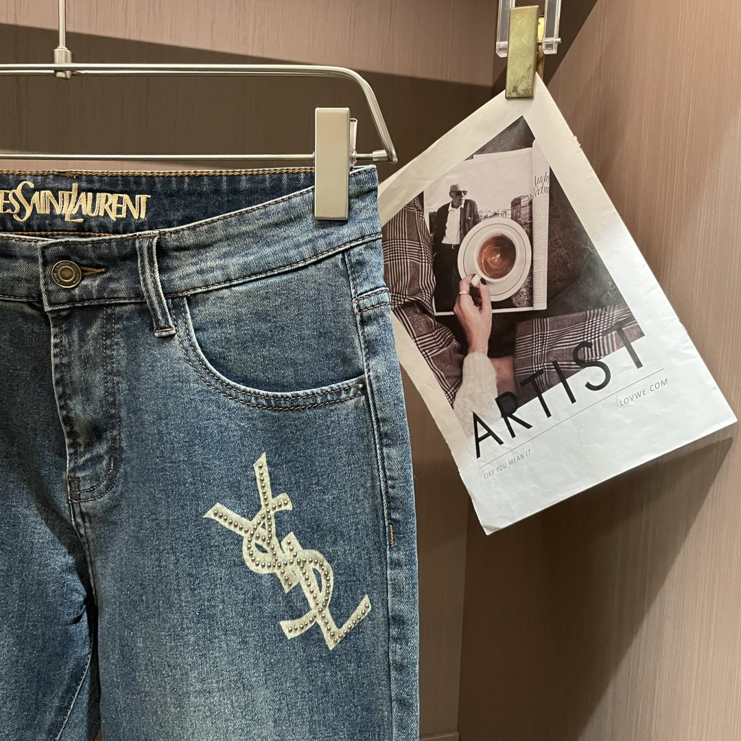 圣罗兰专柜最新同款牛仔裤 面料版型做工绝绝子好穿不挑身材在搭配上没有太多的限制 随意简洁的衬托其他单品，
