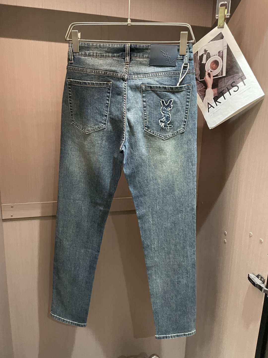 圣罗兰专柜最新同款牛仔裤 面料版型做工绝绝子好穿不挑身材在搭配上没有太多的限制 随意简洁的衬托其他单品，