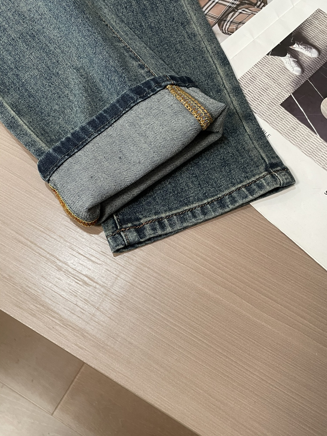 圣罗兰专柜最新同款牛仔裤 面料版型做工绝绝子好穿不挑身材在搭配上没有太多的限制 随意简洁的衬托其他单品，