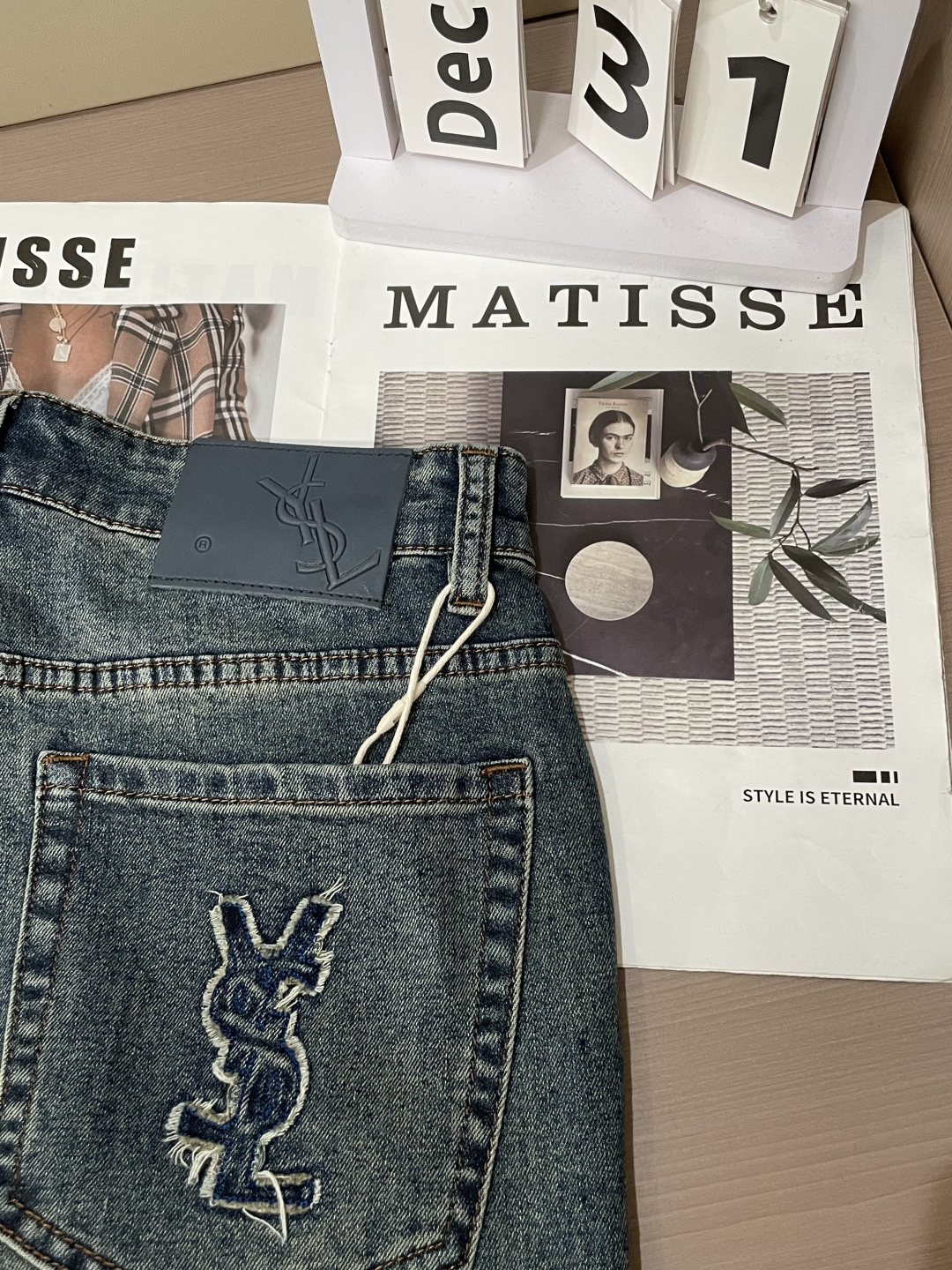 圣罗兰专柜最新同款牛仔裤 面料版型做工绝绝子好穿不挑身材在搭配上没有太多的限制 随意简洁的衬托其他单品，