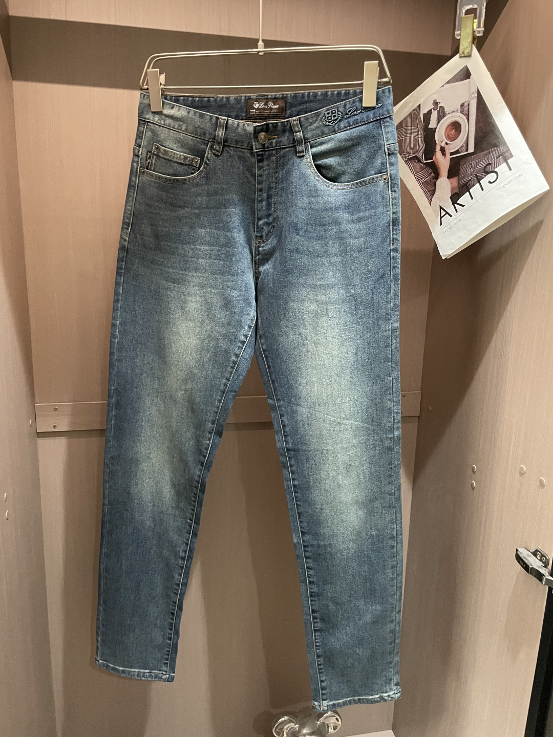 lp🆕专柜最新同款牛仔裤 面料版型做工绝绝子好穿不挑身材在搭配上没有太多的限制 随意简洁的衬托其他单品，