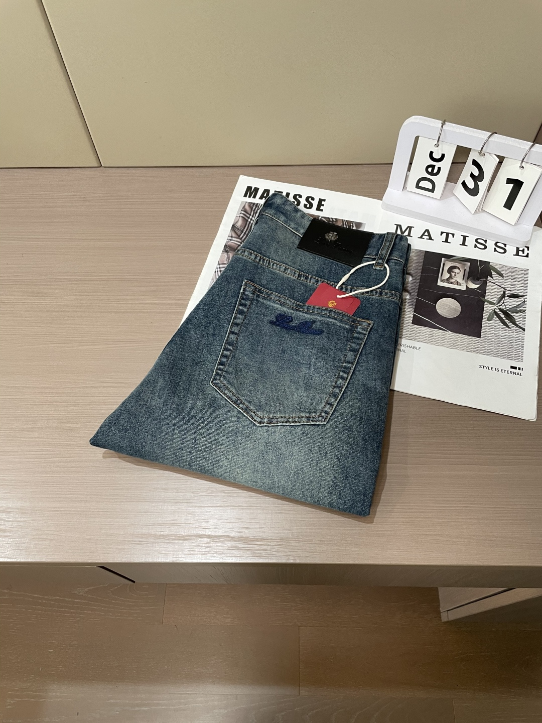 lp🆕专柜最新同款牛仔裤 面料版型做工绝绝子好穿不挑身材在搭配上没有太多的限制 随意简洁的衬托其他单品，