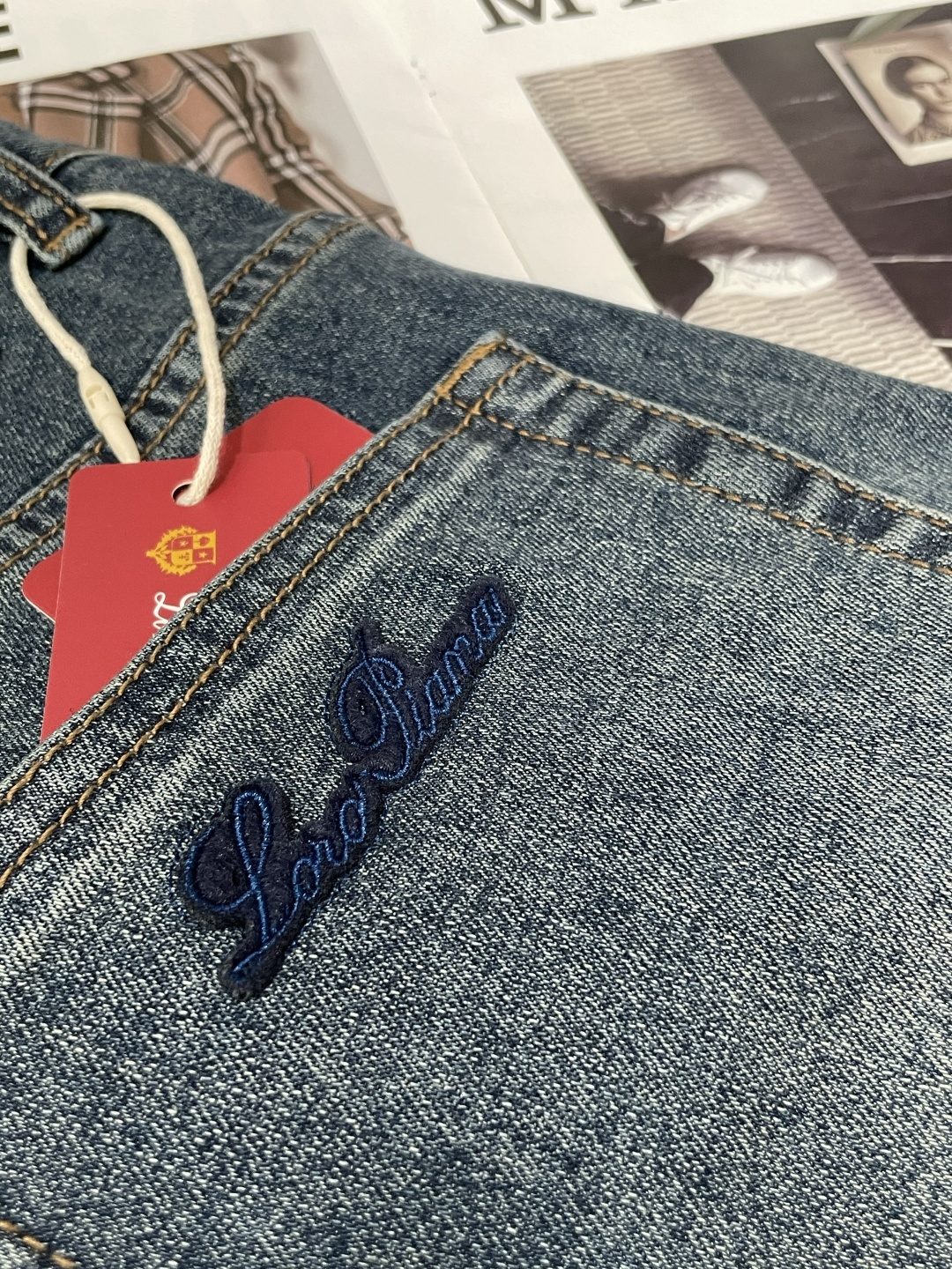 lp🆕专柜最新同款牛仔裤 面料版型做工绝绝子好穿不挑身材在搭配上没有太多的限制 随意简洁的衬托其他单品，