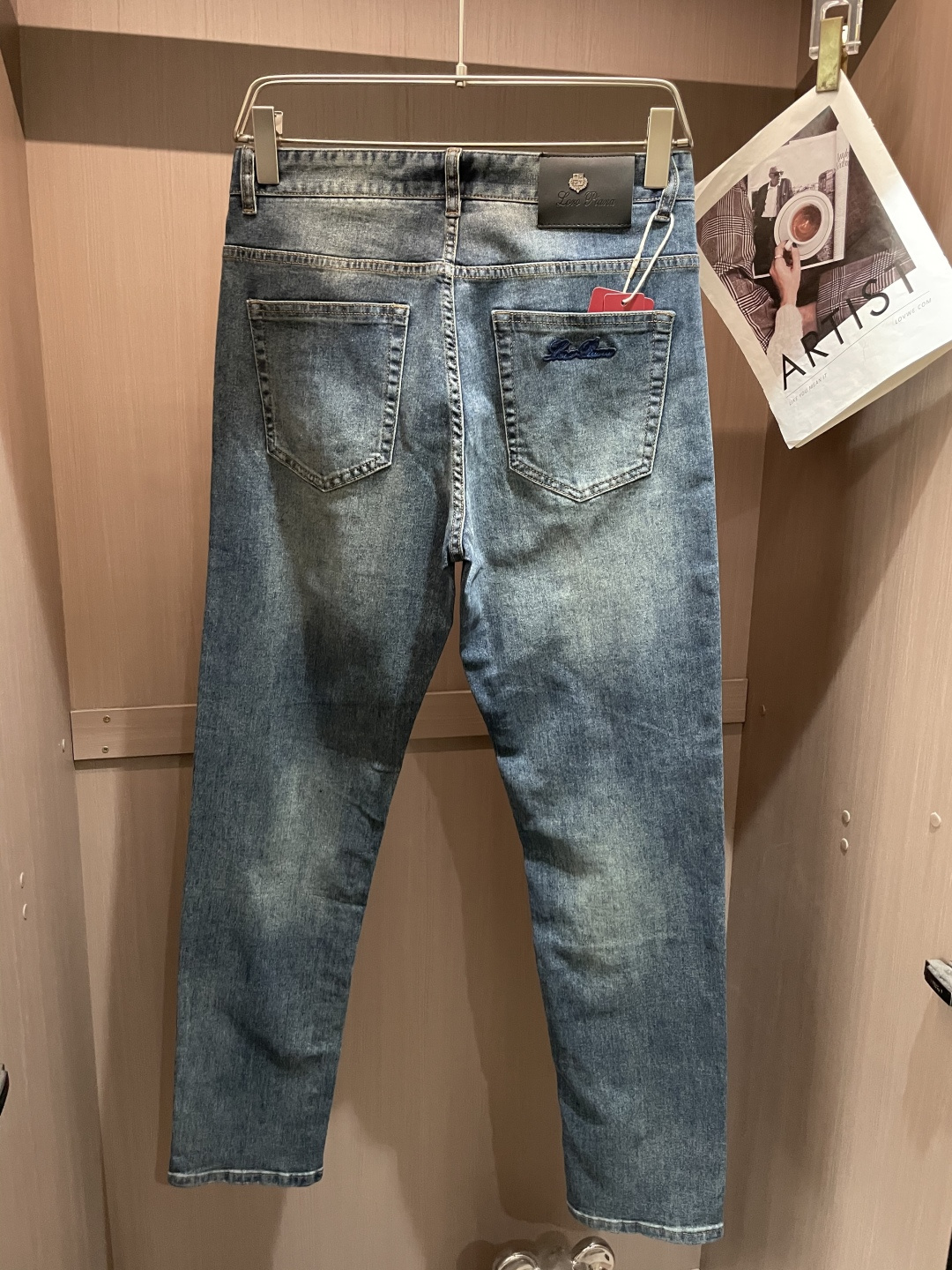 lp🆕专柜最新同款牛仔裤 面料版型做工绝绝子好穿不挑身材在搭配上没有太多的限制 随意简洁的衬托其他单品，