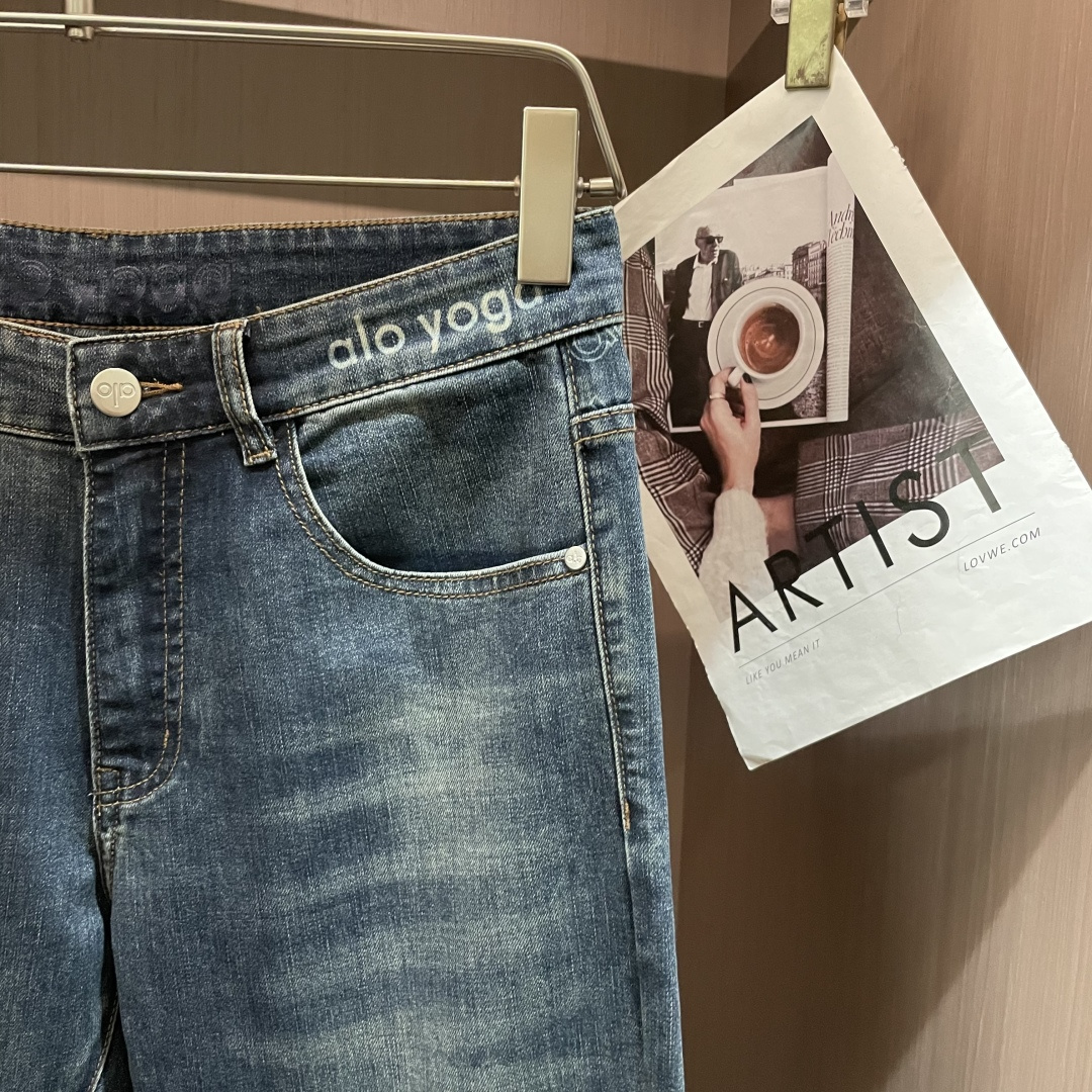 alo专柜最新同款牛仔裤 面料版型做工绝绝子好穿不挑身材在搭配上没有太多的限制 随意简洁的衬托其他单品，
