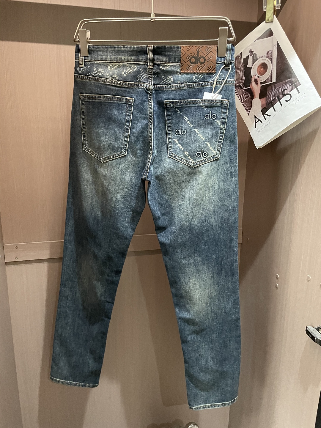 alo专柜最新同款牛仔裤 面料版型做工绝绝子好穿不挑身材在搭配上没有太多的限制 随意简洁的衬托其他单品，