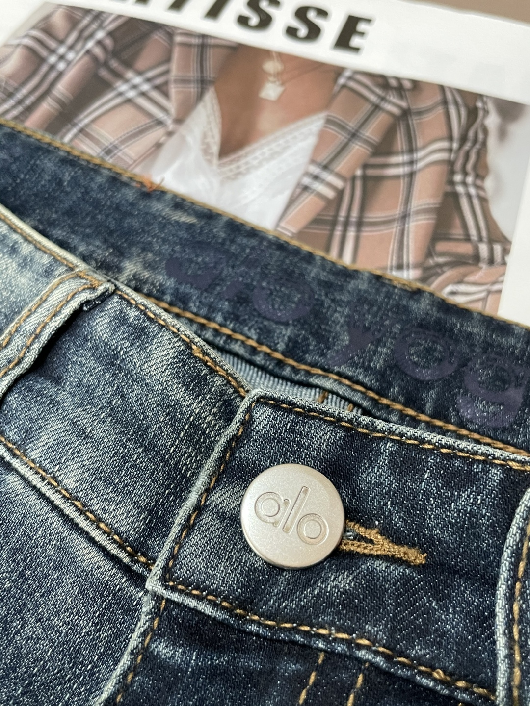 alo专柜最新同款牛仔裤 面料版型做工绝绝子好穿不挑身材在搭配上没有太多的限制 随意简洁的衬托其他单品，