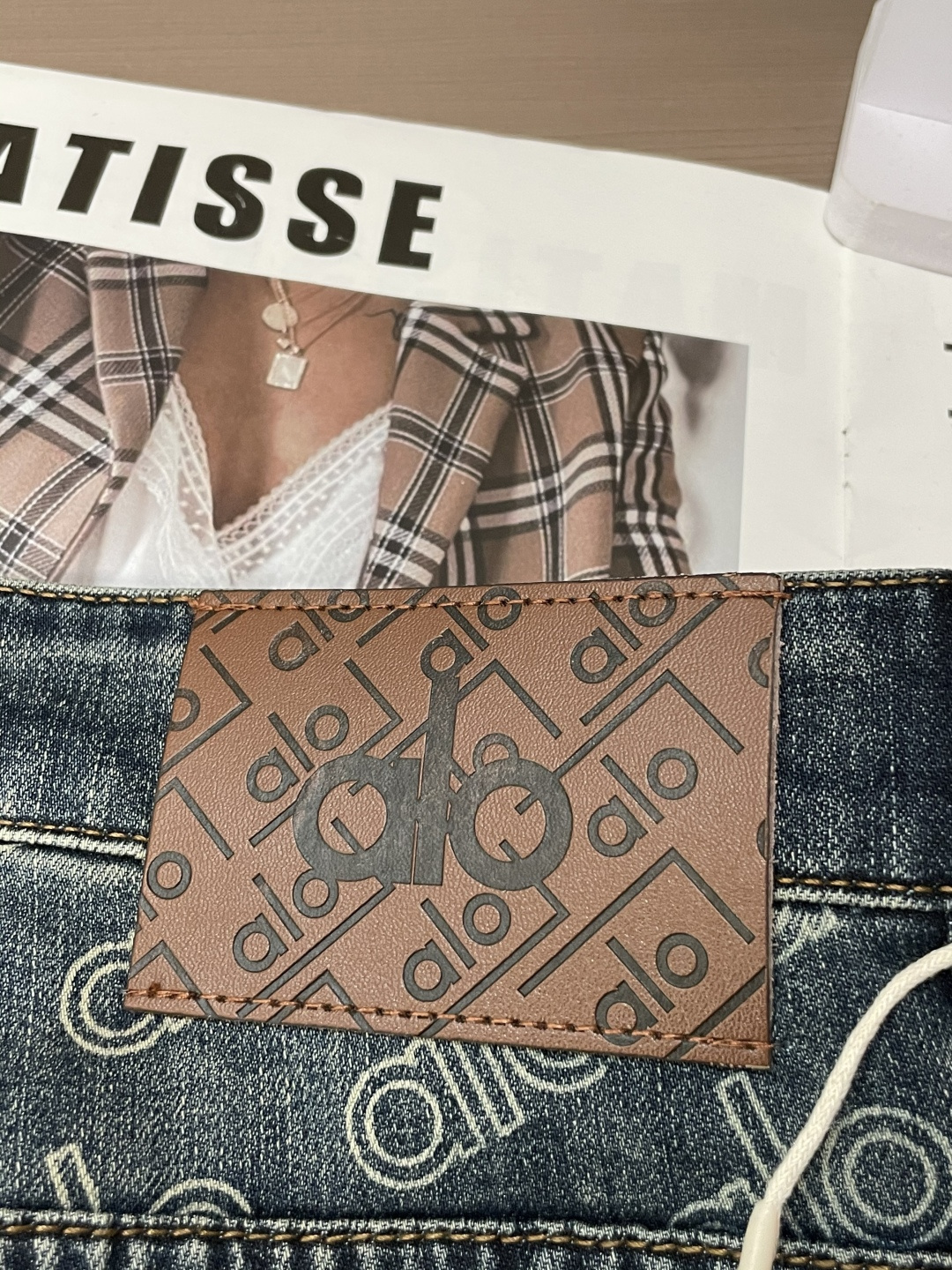 alo专柜最新同款牛仔裤 面料版型做工绝绝子好穿不挑身材在搭配上没有太多的限制 随意简洁的衬托其他单品，