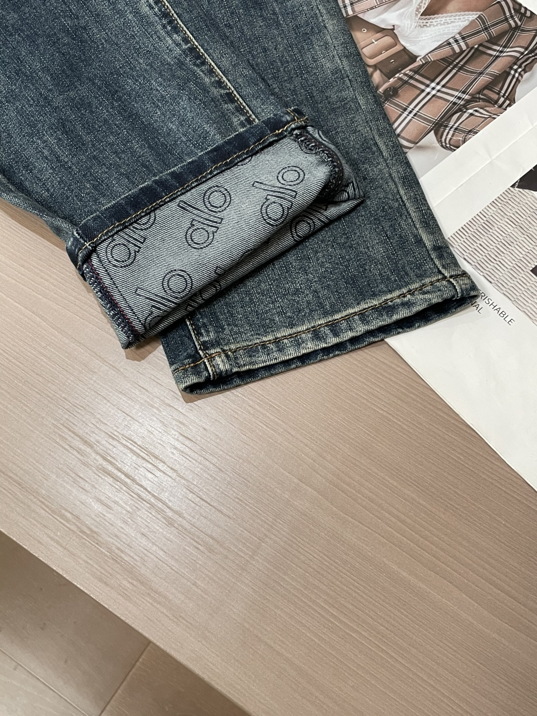 alo专柜最新同款牛仔裤 面料版型做工绝绝子好穿不挑身材在搭配上没有太多的限制 随意简洁的衬托其他单品，