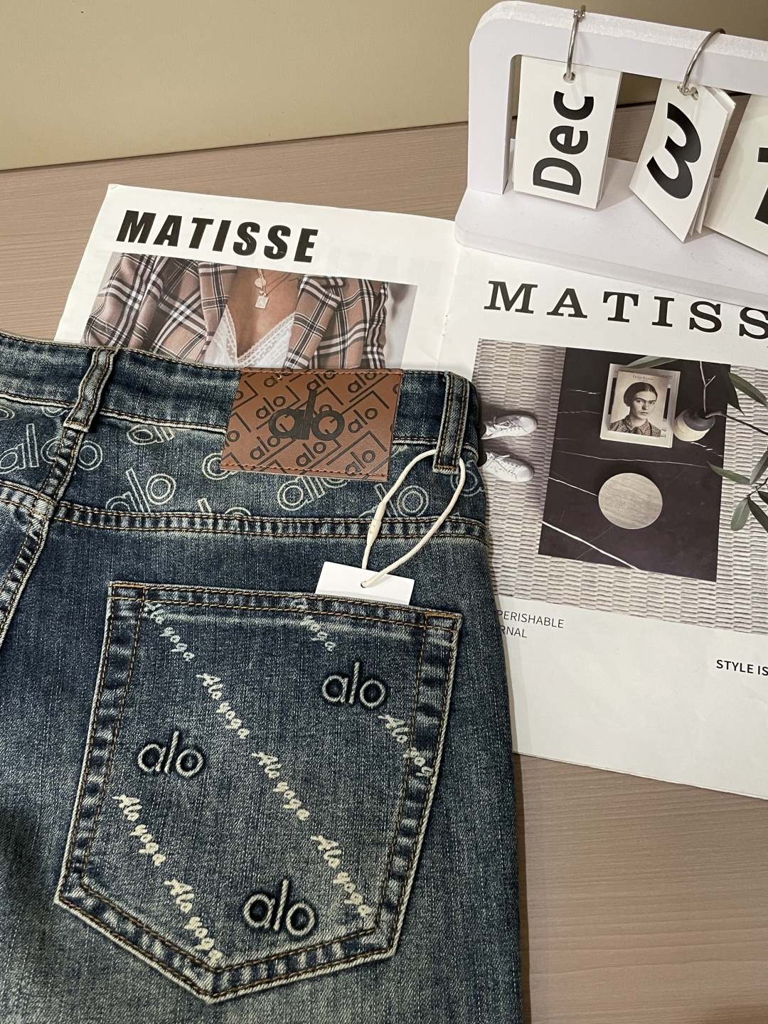 alo专柜最新同款牛仔裤 面料版型做工绝绝子好穿不挑身材在搭配上没有太多的限制 随意简洁的衬托其他单品，
