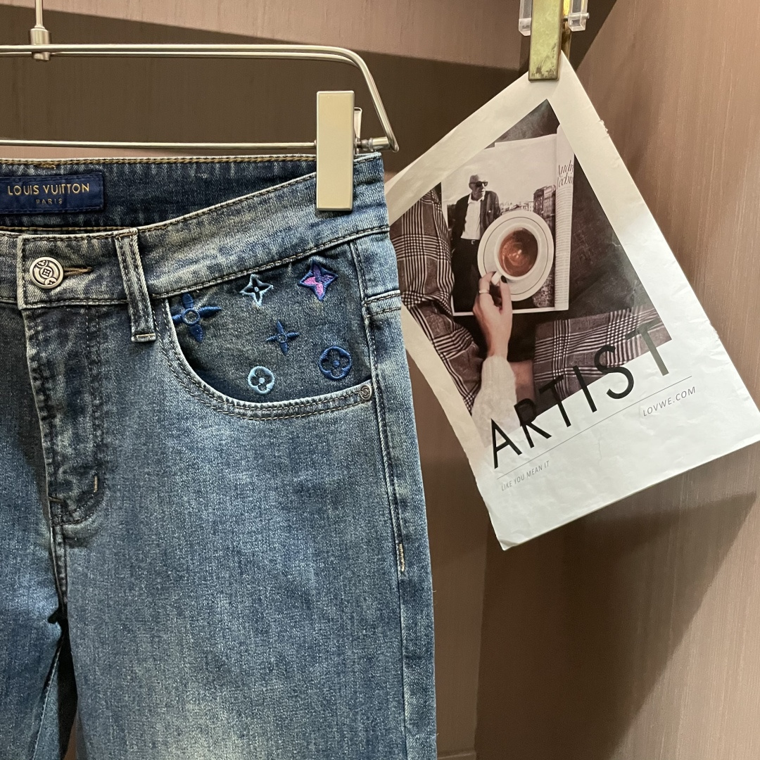 Lv专柜最新同款牛仔裤 面料版型做工绝绝子好穿不挑身材在搭配上没有太多的限制 随意简洁的衬托其他单品，来