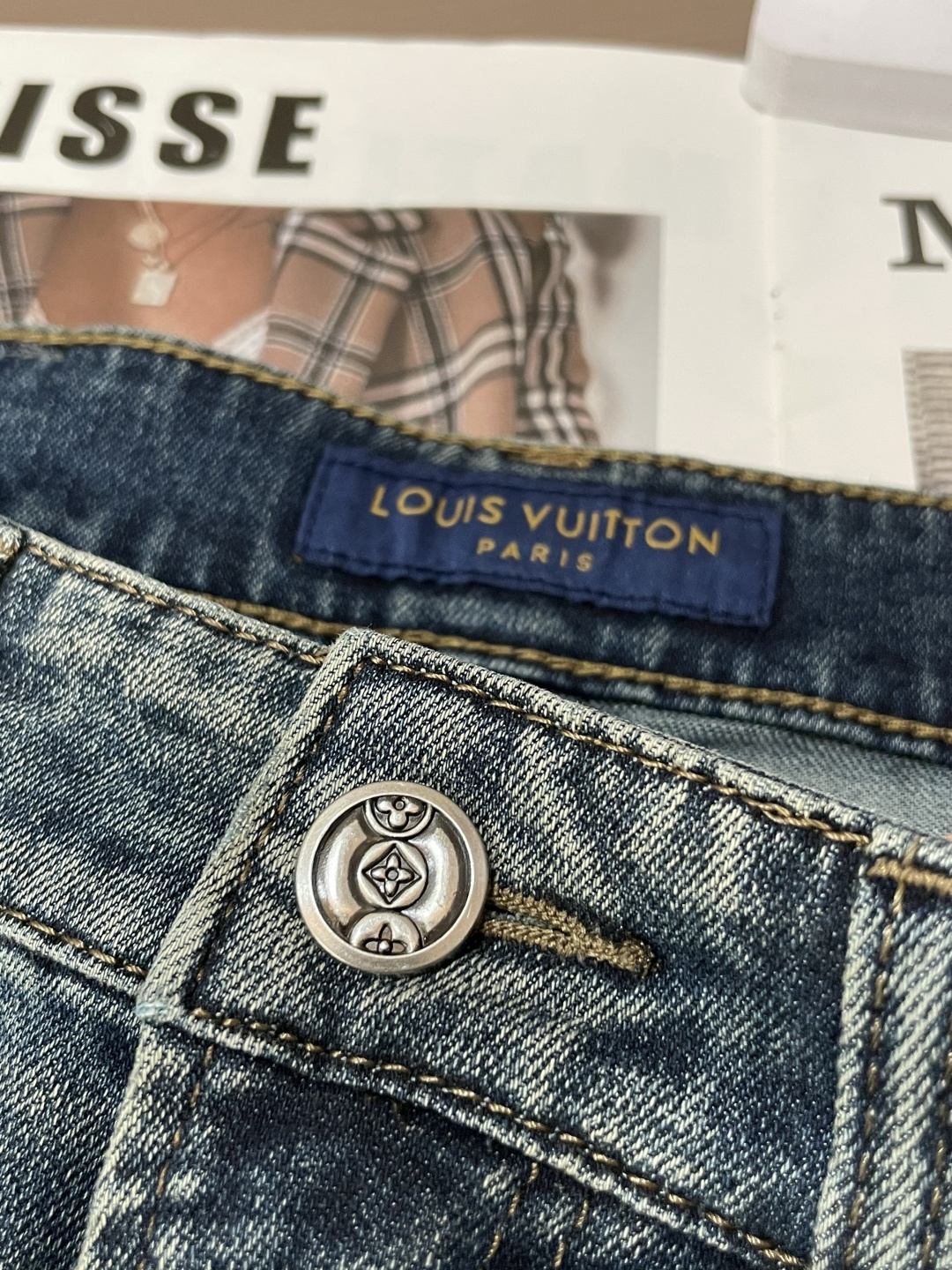 Lv专柜最新同款牛仔裤 面料版型做工绝绝子好穿不挑身材在搭配上没有太多的限制 随意简洁的衬托其他单品，来