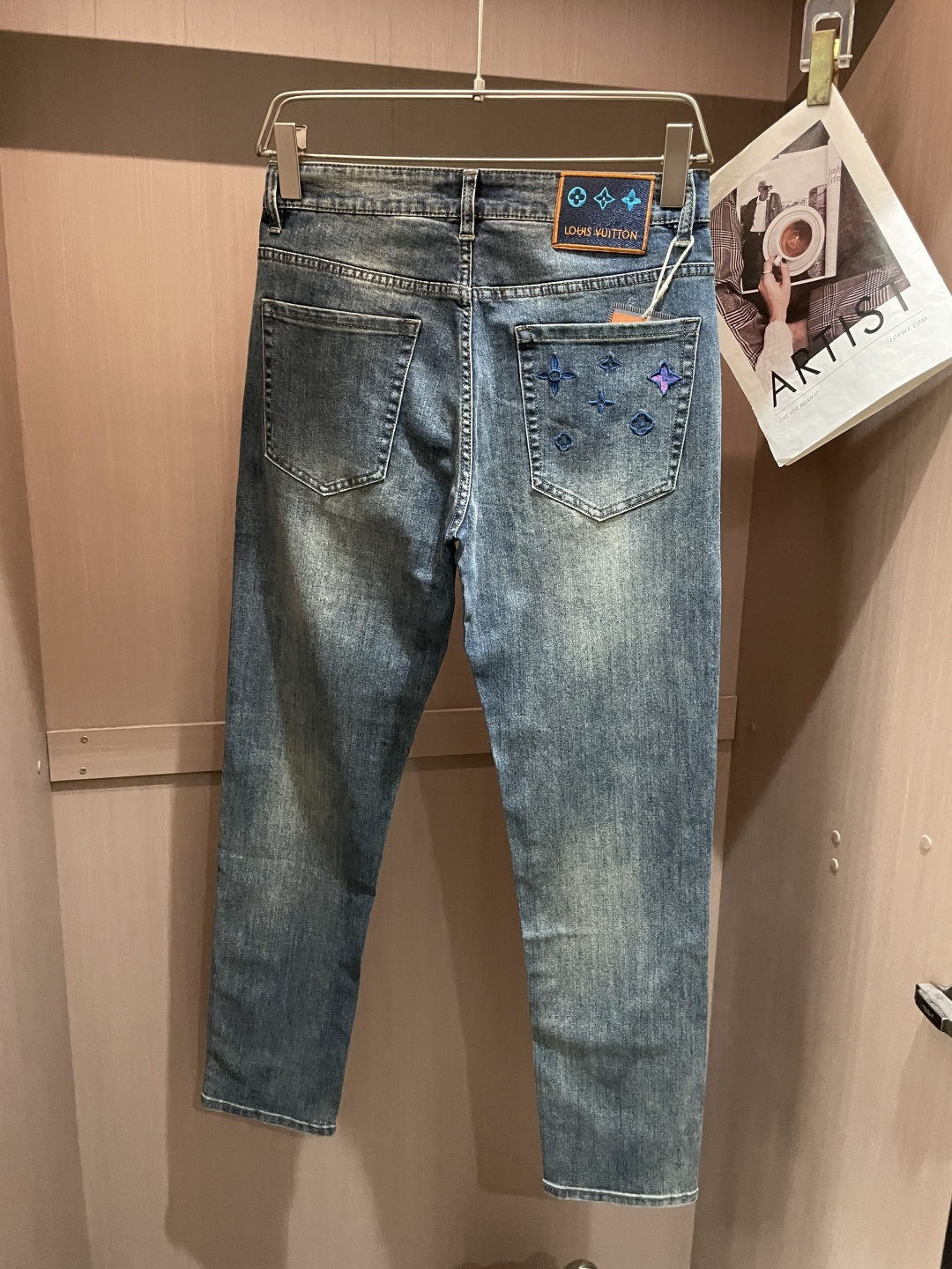 Lv专柜最新同款牛仔裤 面料版型做工绝绝子好穿不挑身材在搭配上没有太多的限制 随意简洁的衬托其他单品，来