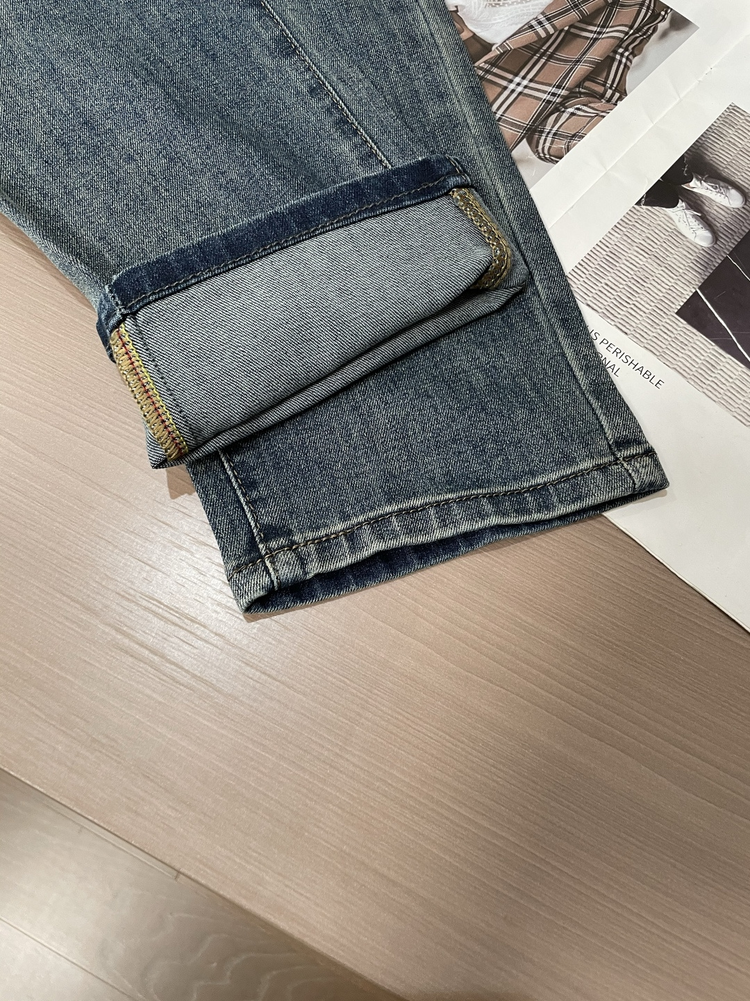 Lv专柜最新同款牛仔裤 面料版型做工绝绝子好穿不挑身材在搭配上没有太多的限制 随意简洁的衬托其他单品，来