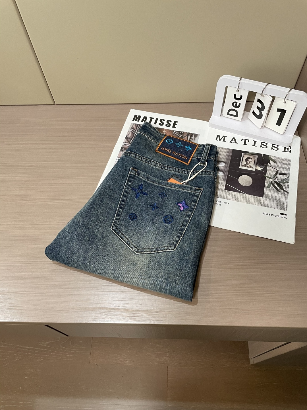 Lv专柜最新同款牛仔裤 面料版型做工绝绝子好穿不挑身材在搭配上没有太多的限制 随意简洁的衬托其他单品，来