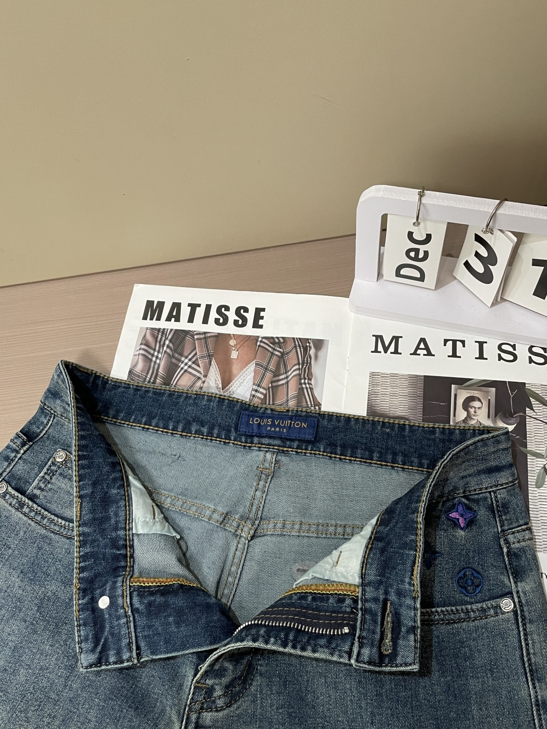 Lv专柜最新同款牛仔裤 面料版型做工绝绝子好穿不挑身材在搭配上没有太多的限制 随意简洁的衬托其他单品，来