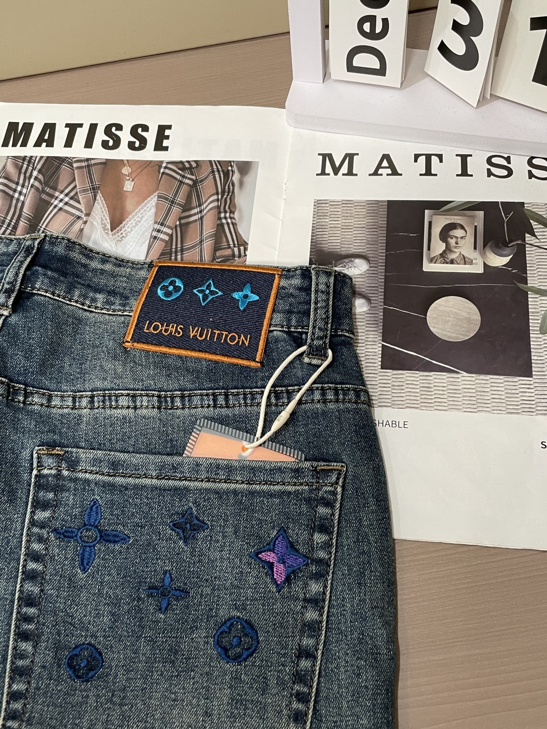 Lv专柜最新同款牛仔裤 面料版型做工绝绝子好穿不挑身材在搭配上没有太多的限制 随意简洁的衬托其他单品，来