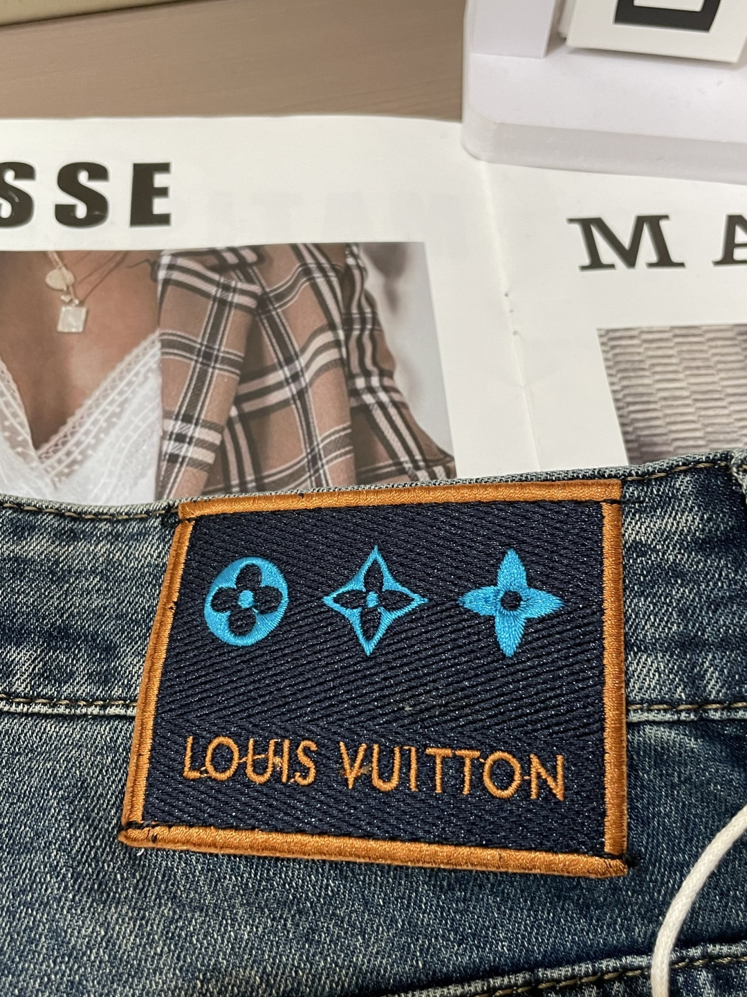 Lv专柜最新同款牛仔裤 面料版型做工绝绝子好穿不挑身材在搭配上没有太多的限制 随意简洁的衬托其他单品，来