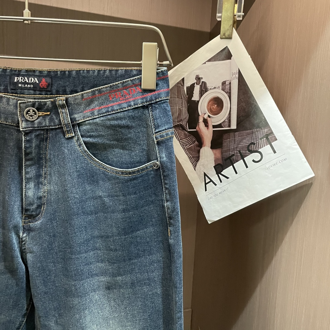 Prad专柜最新同款牛仔裤 面料版型做工绝绝子好穿不挑身材在搭配上没有太多的限制 随意简洁的衬托其他单品
