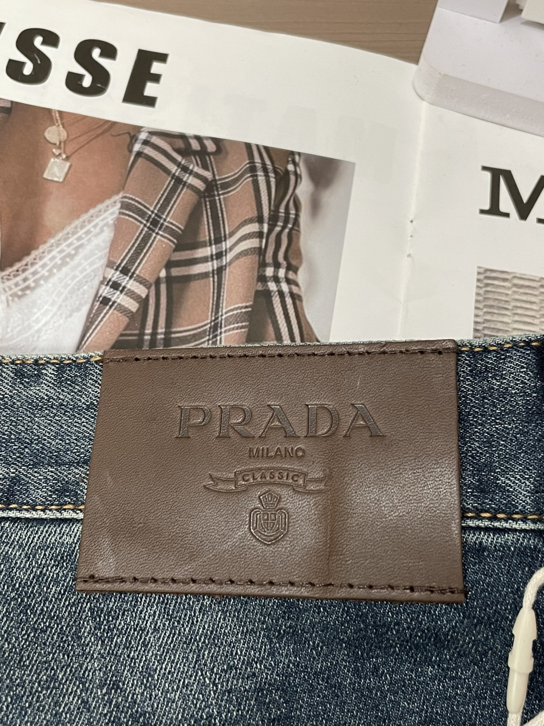 Prad专柜最新同款牛仔裤 面料版型做工绝绝子好穿不挑身材在搭配上没有太多的限制 随意简洁的衬托其他单品