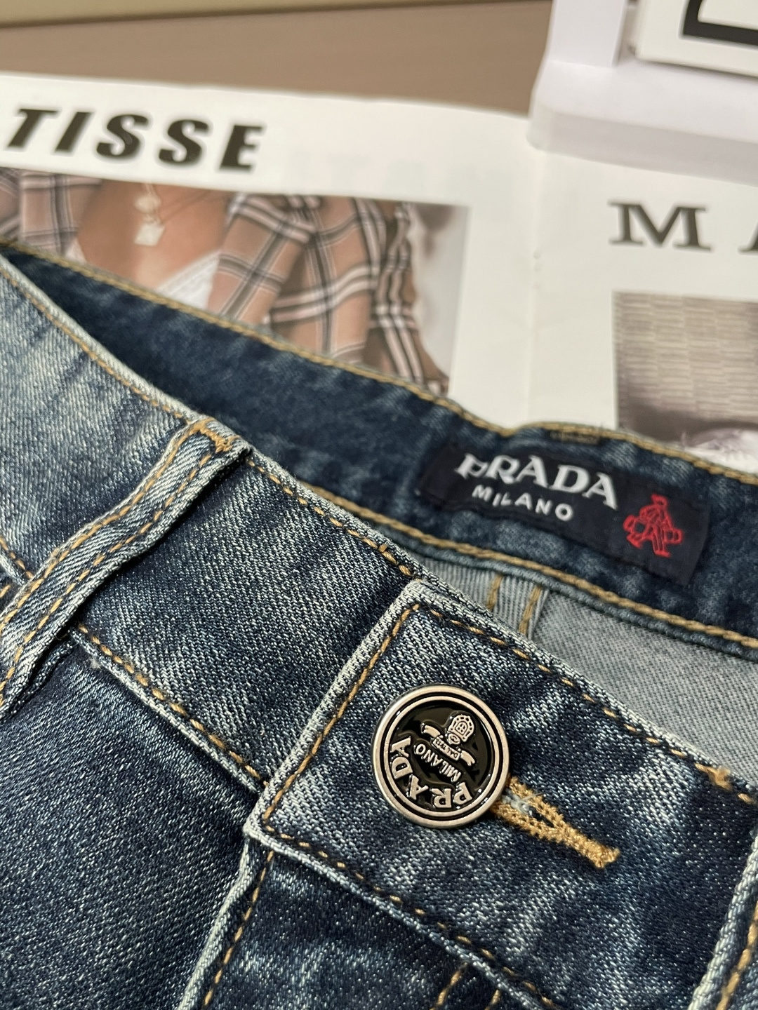 Prad专柜最新同款牛仔裤 面料版型做工绝绝子好穿不挑身材在搭配上没有太多的限制 随意简洁的衬托其他单品