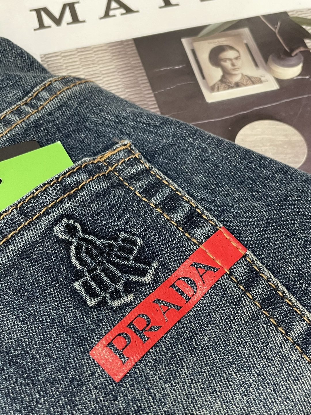 Prad专柜最新同款牛仔裤 面料版型做工绝绝子好穿不挑身材在搭配上没有太多的限制 随意简洁的衬托其他单品