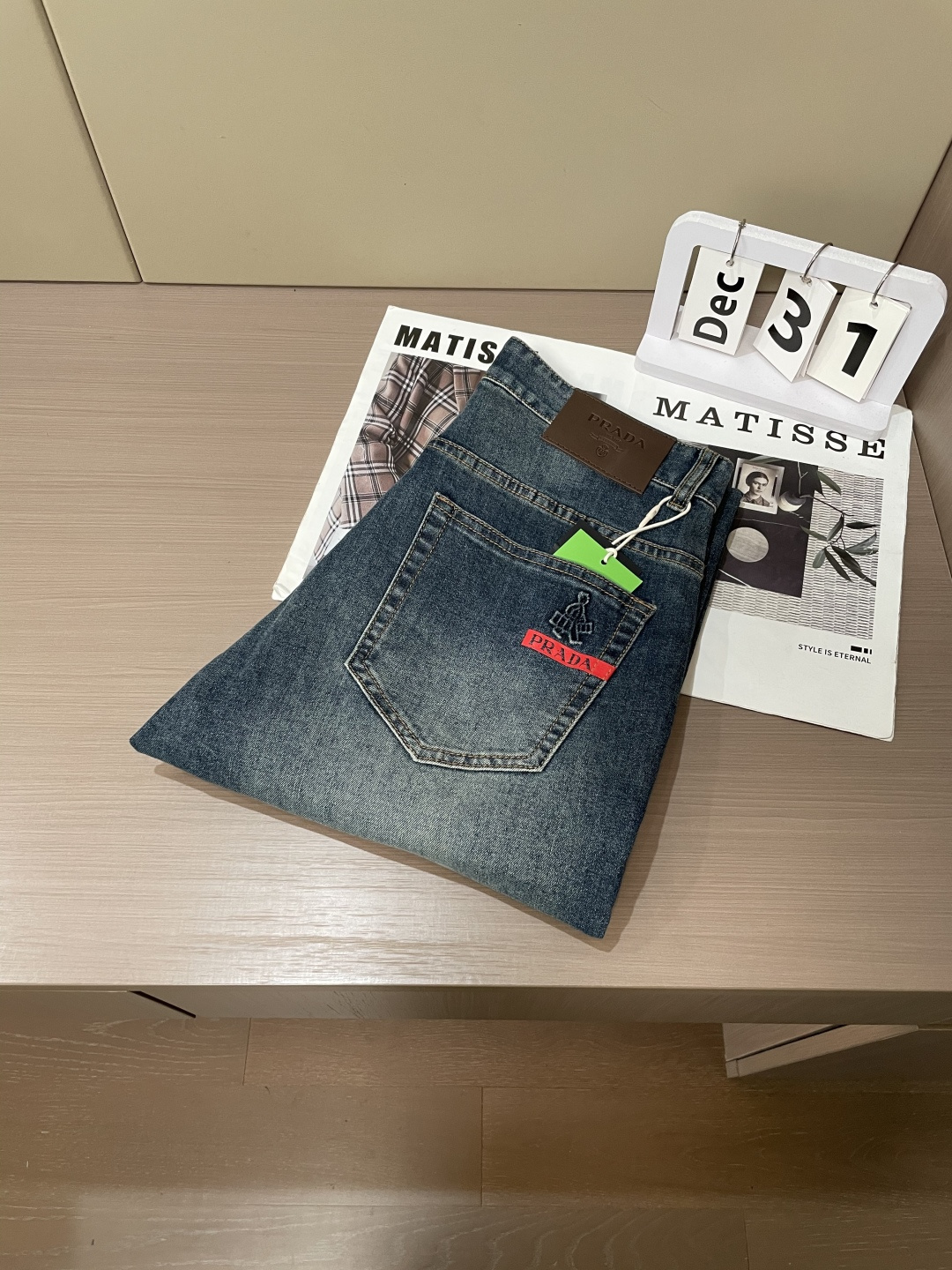 Prad专柜最新同款牛仔裤 面料版型做工绝绝子好穿不挑身材在搭配上没有太多的限制 随意简洁的衬托其他单品