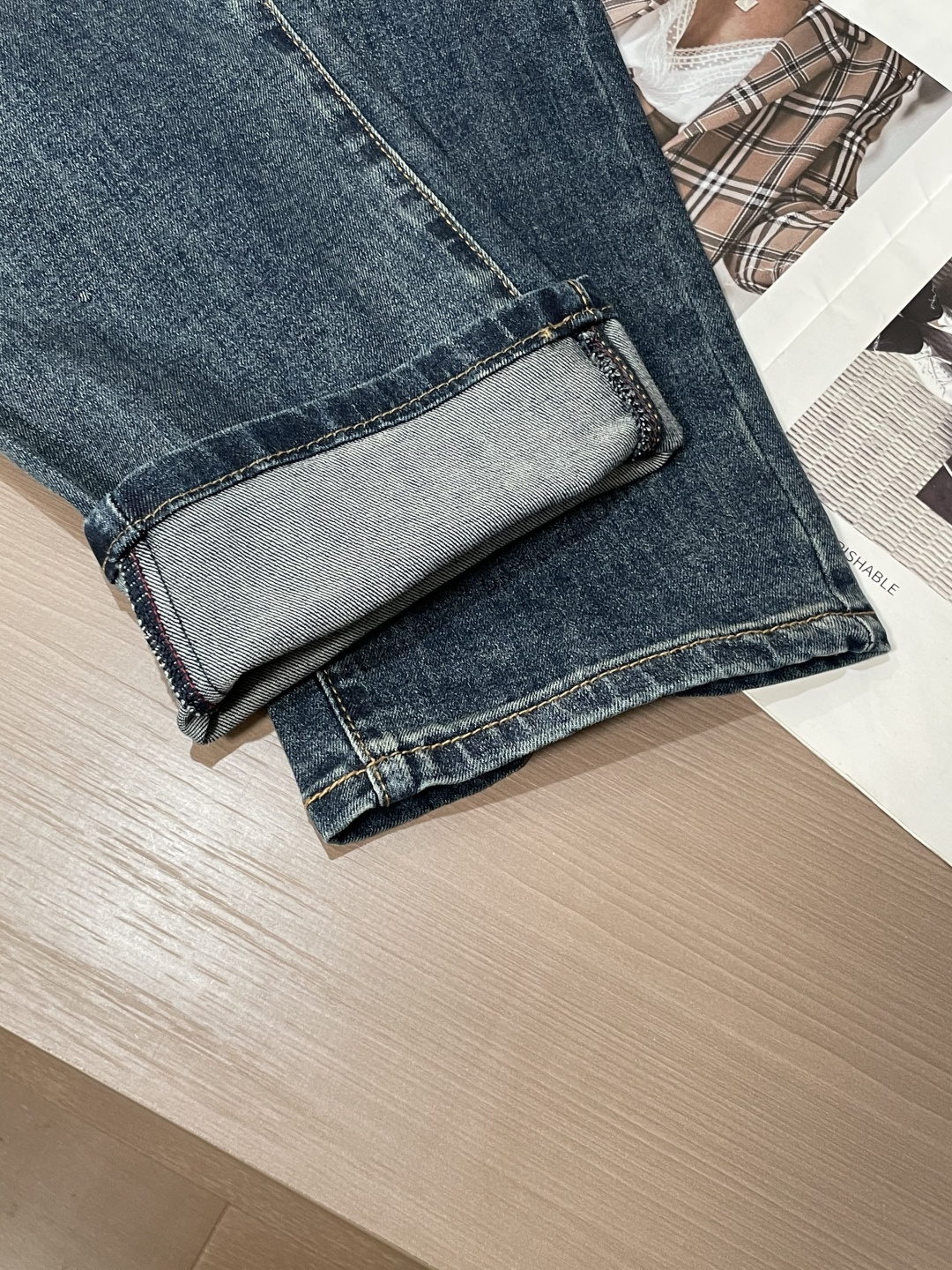 Prad专柜最新同款牛仔裤 面料版型做工绝绝子好穿不挑身材在搭配上没有太多的限制 随意简洁的衬托其他单品