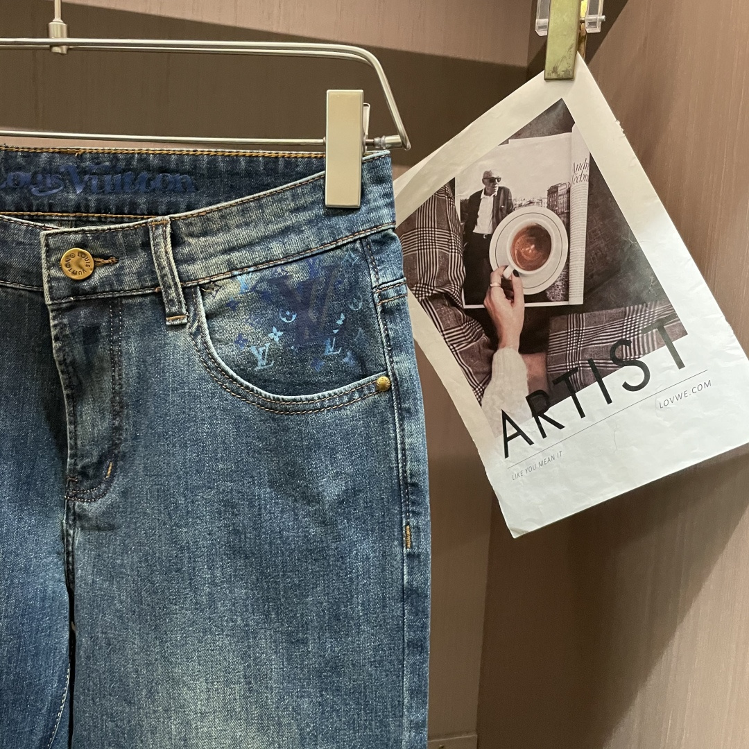 Lv专柜最新同款牛仔裤 面料版型做工绝绝子好穿不挑身材在搭配上没有太多的限制 随意简洁的衬托其他单品，来