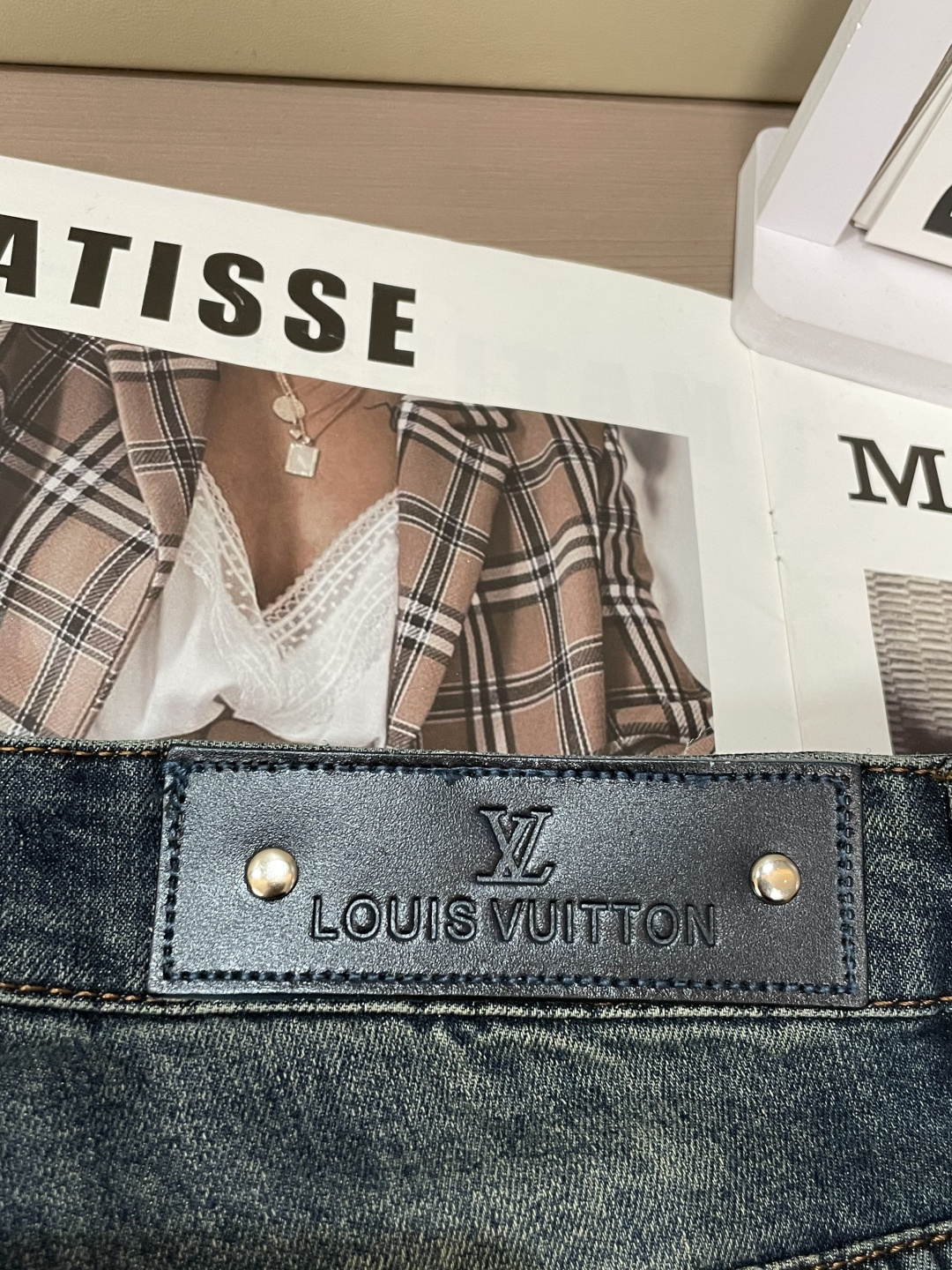 Lv专柜最新同款牛仔裤 面料版型做工绝绝子好穿不挑身材在搭配上没有太多的限制 随意简洁的衬托其他单品，来